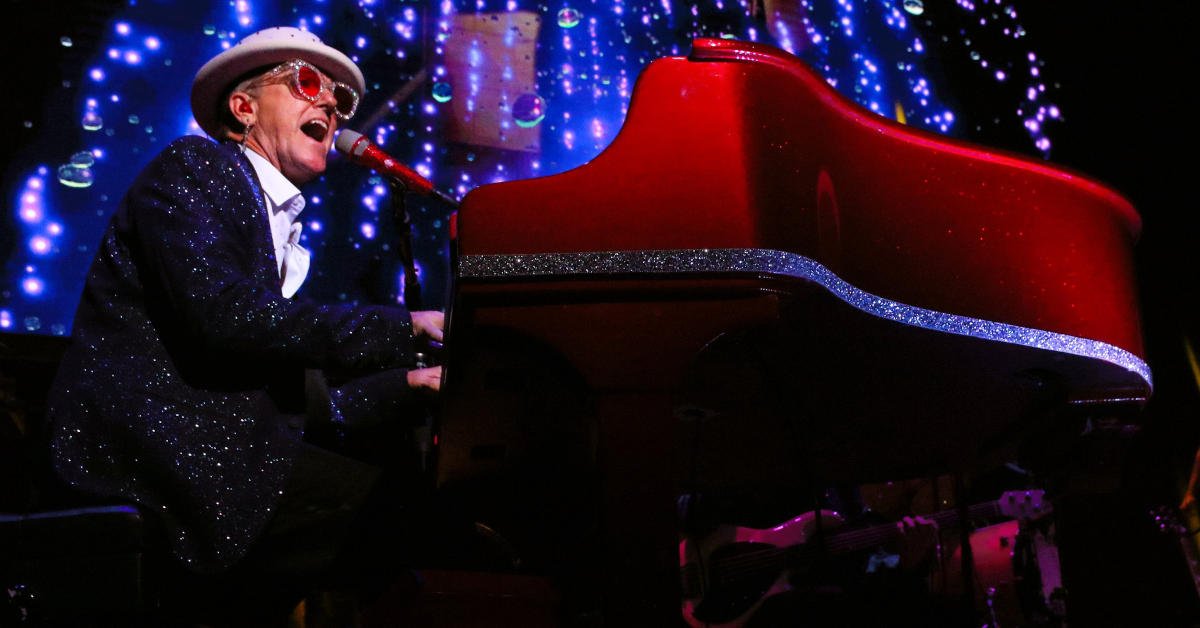 elton dan performing in a kansas city chiefs mahomes jersey